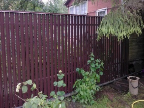 Забор из евроштакетника с бетонированием столбов 28 метров фото в Лесном