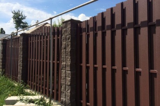 Забор из евроштакетника с кирпичными столбами 25 метров фото в Лесном