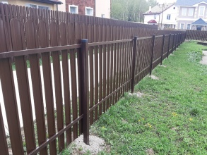 Забор из евроштакетника с утрамбовкой щебнем 70 метров фото в Лесном