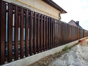 Забор из евроштакетника на ленточном фундаменте 18 метров фото под ключ