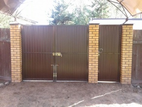 профнастил с распашными воротами - пример 11 фото в Лесном