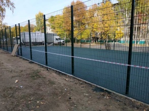 Забор на спортивную площадку 40 метров фото в Лесном