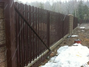 Забор из евроштакетника в шахматном порядке 122 метра фото в Лесном