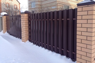 Забор из евроштакетника в шахматном порядке 30 метров фото в Лесном