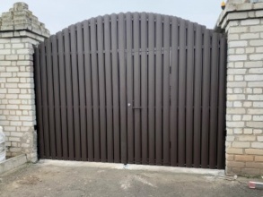 Ворота распашные из евроштакетника - пример 2 фото в Лесном