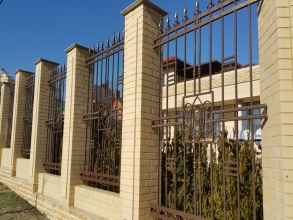 Кирпичный забор с ковкой  10 метров фото в Лесном