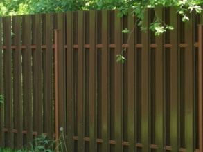 Забор из евроштакетника с бетонированием столбов 12 метров фото в Лесном