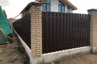 Забор из евроштакетника в шахматном порядке 100 метров фото стоимость под ключ
