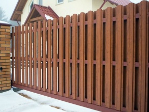 Забор из евроштакетника с кирпичными столбами 200 метров фото в Лесном