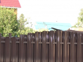 Забор из евроштакетника на ленточном фундаменте 10 метров фото в Лесном