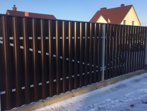 Забор из евроштакетника в шахматном порядке 10 соток фото в Лесном