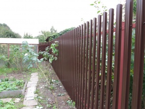 Забор из евроштакетника с забивными столбами 86 метров фото в Лесном