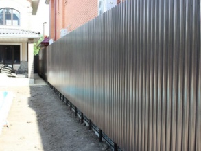 Забор из евроштакетника на ленточном фундаменте 57 метров фото в Лесном