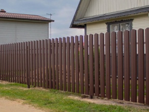 Забор из евроштакетника с забивными столбами 200 метров фото в Лесном