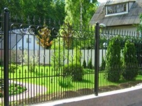 Кованые заборы на ленточном фундаменте 80 метров фото в Лесном