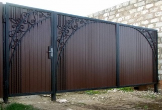 Распашные ворота из профнастила - пример 1 фото в Лесном